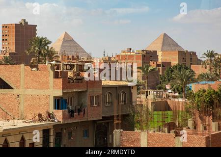 Pyramides derrière la ville de Gizeh Banque D'Images