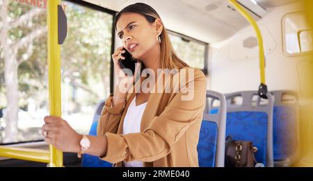 Frustré, appel et femme dans le bus avec les transports en commun, discussion et spam talk. En colère, conversation et personne féminine assise avec mobile Banque D'Images