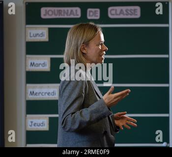 Bruxelles, Belgique. 28 août 2023. Fédération Wallonie - Bruxelles la ministre de l'enseignement obligatoire Caroline Desir photographiée lors d'une visite à l'école 'Ecole communale n°5 d'Ixelles' le premier jour de la rentrée scolaire, lundi 28 août 2023 à Ixelles - Elsene, Bruxelles. Les élèves des établissements d’enseignement francophones reviennent aujourd’hui. BELGA PHOTO BENOIT DOPPAGNE crédit : Belga News Agency/Alamy Live News Banque D'Images