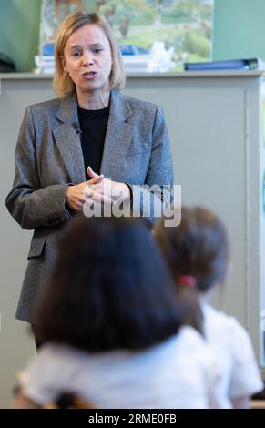 Bruxelles, Belgique. 28 août 2023. Fédération Wallonie - Bruxelles la ministre de l'enseignement obligatoire Caroline Desir photographiée lors d'une visite à l'école 'Ecole communale n°5 d'Ixelles' le premier jour de la rentrée scolaire, lundi 28 août 2023 à Ixelles - Elsene, Bruxelles. Les élèves des établissements d’enseignement francophones reviennent aujourd’hui. BELGA PHOTO BENOIT DOPPAGNE crédit : Belga News Agency/Alamy Live News Banque D'Images