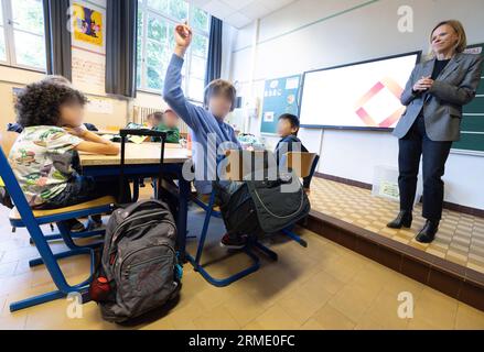 Bruxelles, Belgique. 28 août 2023. Fédération Wallonie - Bruxelles la ministre de l'enseignement obligatoire Caroline Desir photographiée lors d'une visite à l'école 'Ecole communale n°5 d'Ixelles' le premier jour de la rentrée scolaire, lundi 28 août 2023 à Ixelles - Elsene, Bruxelles. Les élèves des établissements d’enseignement francophones reviennent aujourd’hui. BELGA PHOTO BENOIT DOPPAGNE crédit : Belga News Agency/Alamy Live News Banque D'Images