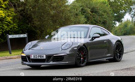 Whittlebury,Northants,UK -Aug 26th 2023 : 2015 Porsche 911 voiture voyageant sur une route de campagne anglaise Banque D'Images