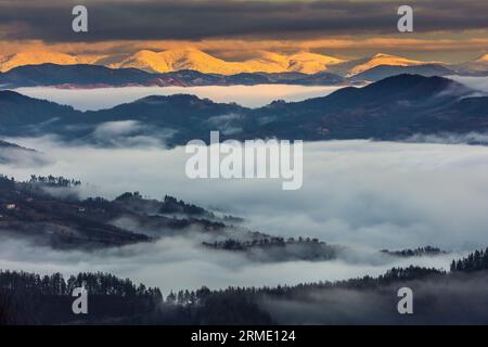 Nuages d'hiver dans la montagne Banque D'Images