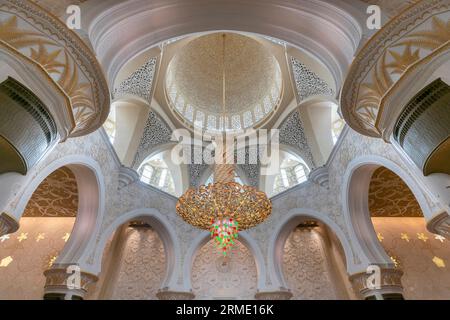 Lustre en cristal dans la salle de prière centrale Sheikh Zayed Mosquée Banque D'Images