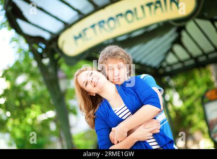 Jeune beau couple à Paris à l'entrée de la station de métro Banque D'Images