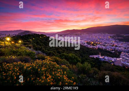 Vue sur le nord d'Athènes et la montagne Hymettus depuis la colline de Lycabette. Banque D'Images