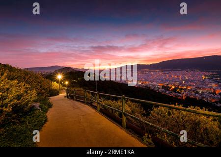 Vue sur le nord d'Athènes et la montagne Hymettus depuis la colline de Lycabette. Banque D'Images