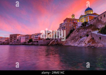 Quartier Vaporia d'Ermoupoli ville sur l'île de Syros. Banque D'Images