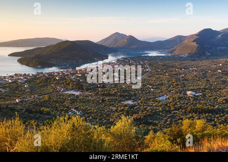 Village de Nydri sur Lefkada island en Grèce. Banque D'Images