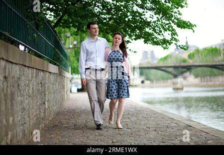 Couple romantique est en train de se balader au bord de la Seine à Paris Banque D'Images