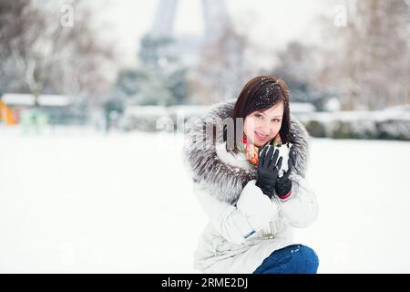 Girl enjoying a snow day in Paris Banque D'Images