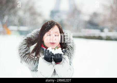 Girl enjoying a snow day in Paris Banque D'Images