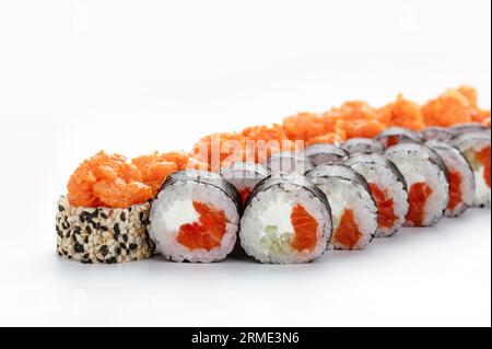 rouleaux de sushi japonais classiques sur un fond blanc Banque D'Images
