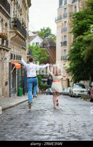 Couple marié heureux juste sauter sur la rue Banque D'Images