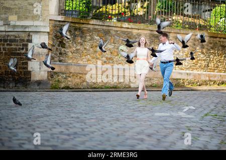 Couple marié heureux juste sauter sur la rue Banque D'Images