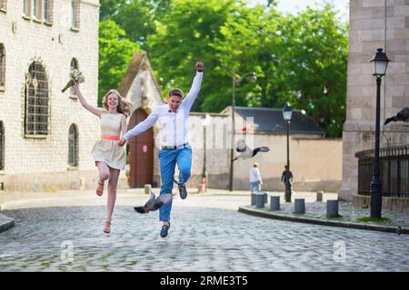 Couple marié heureux juste sauter sur la rue Banque D'Images