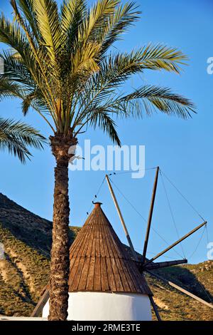 Alte Windmühle à Las Negras, Parque Natural del Cabo de Gata-Níjar Banque D'Images
