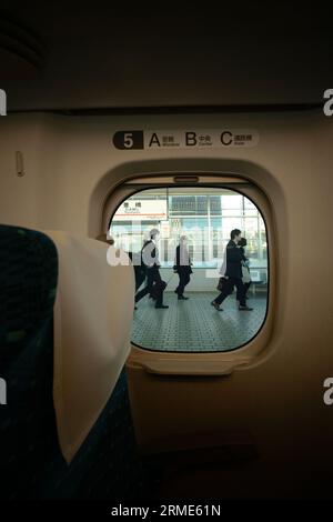 Regarder de l'intérieur du train vers les navetteurs à pied Banque D'Images