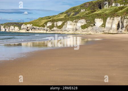 White Rocks falaise path, Portstewart Strand, (plage), Portstewart, Comté de Londonderry, Irlande du Nord, Royaume-Uni Banque D'Images