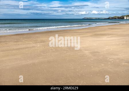 White Rocks falaise path, Portstewart Strand, (plage), Portstewart, Comté de Londonderry, Irlande du Nord, Royaume-Uni Banque D'Images