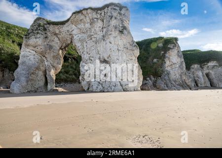 Arc dans une pile, White Rocks falaise path, Portstewart Strand, (plage), Portstewart, Comté de Londonderry, Irlande du Nord, Royaume-Uni Banque D'Images