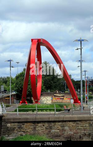 Vague d'acier sculpture par Peter Fink, Newport, Gwent, Galles du Sud . Banque D'Images