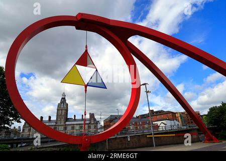 Vague d'acier sculpture par Peter Fink, Newport, Gwent, Galles du Sud . Banque D'Images