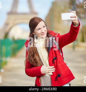 Belle jeune touriste à Paris en selfie près de la tour Eiffel Banque D'Images