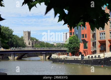 Vue en amont sur la rivière Avon de Welsh Retour vers Bristol Bridge, Castle Hill et St Peter's Church, Bristol. Banque D'Images