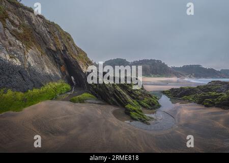 Reflets et mousse sur la plage d'Otur, côte asturienne. Banque D'Images