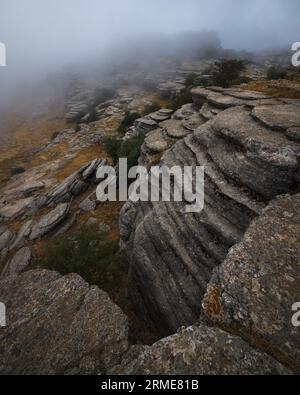 Roches dans le brouillard du torcal de antequera. Espagne Banque D'Images