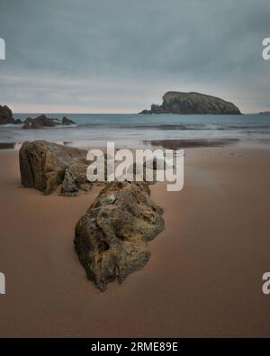 Formations rocheuses à Playa de la Arnia, Espagne Banque D'Images