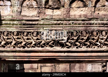 Sculptures sur les murs de l'ancien temple Angkor Wat de Khmer Wome Banque D'Images