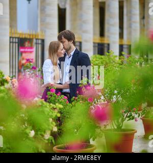 Beau couple romantique ayant rendez-vous au Palais Royal à Paris Banque D'Images