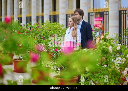 Beau couple romantique ayant rendez-vous au Palais Royal à Paris Banque D'Images