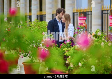 Beau couple romantique ayant rendez-vous au Palais Royal à Paris Banque D'Images