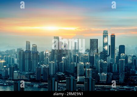 Chongqing city skyline, ponts et gratte-ciel modernes. Banque D'Images