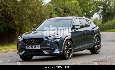 Whittlebury,Northants,UK -Aug 26th 2023 : 2022 Cupra Formentor voiture voyageant sur une route de campagne anglaise Banque D'Images