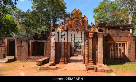 Ruines antiques mystérieuses Banteay Srei temple - célèbre monument cambodgien, Angkor Wat complexe de temples. Siem Reap, Cambodge. Banteay Srei ou Banteay Banque D'Images