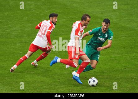 Harry Kane, FCB 9 Noussair Mazraoui, FCB 40 en compétition pour le ballon, attaque, duel, header, zweikampf, action, lutte contre Maximilian Bauer, FCA 23 dans le match FC BAYERN MUENCHEN - FC AUGSBURG 3-1 le 27 août 2023 à Munich, Allemagne. Saison 2023/2024, 1.Bundesliga, FCB, München, match 3, 3.Spieltag photographe : Celina Geigle via Peter Schatz - LA RÉGLEMENTATION DFL INTERDIT TOUTE UTILISATION DE PHOTOGRAPHIES comme SÉQUENCES D'IMAGES et/ou QUASI-VIDÉO - Banque D'Images