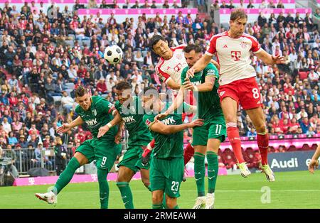 Leon GORETZKA, FCB 8 MinJae Kim, min-Jae , FCB 3 en compétition pour le ballon, attaquer, duel, header, zweikampf, action, lutte contre Ermedin Demirovic, FCA 9 Felix UDUOKHAI, FCA 19 Maximilian Bauer, FCA 23 Mergim Berisha, FCA 11 dans le match FC BAYERN MUENCHEN - FC AUGSBURG 3-1 le 27 août 2023 à Munich, Allemagne. Saison 2023/2024, 1.Bundesliga, FCB, München, match 3, 3.Spieltag © Peter Schatz / Alamy Live News - LA RÉGLEMENTATION DFL INTERDIT TOUTE UTILISATION DE PHOTOGRAPHIES comme SÉQUENCES D'IMAGES et/ou QUASI-VIDÉO - Banque D'Images