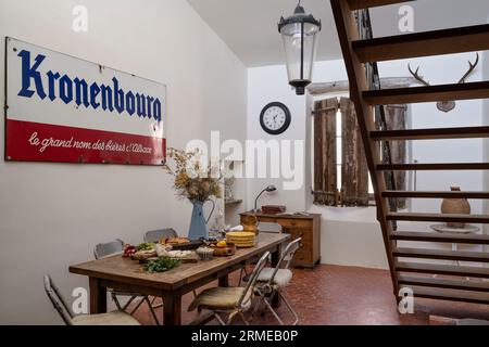 Escalier ouvert avec signe vintage et plancher de tomette d'origine dans la salle à manger Cotignac, Var, France. Banque D'Images