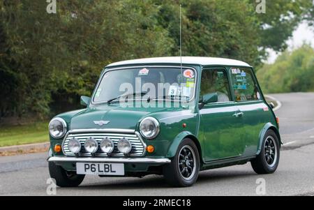 Whittlebury,Northants,UK -Aug 26th 2023 : 1996 Green Rover Mini Cooper voiture voyageant sur une route de campagne anglaise Banque D'Images