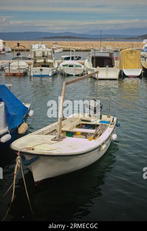 Voiliers et petits bateaux de pêche dans le port de la ville de Korcula en Croatie. Banque D'Images