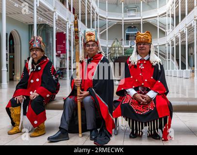 Musée national d'Écosse, Édimbourg, Écosse, Royaume-Uni, 28 août 2023. Retour du poteau commémoratif : une délégation de la nation Nisga’a marque le début du retour du poteau commémoratif de 11 mètres de haut en Colombie-Britannique, au Canada. Photo : membres de la délégation de la nation Nisga’a de l’époque avec le chef Earl Stephens à gauche (le chef sim'oogit ni'isjooh), le chef Laay et le chef Duuk. Crédit : Sally Anderson/Alamy Live News Banque D'Images