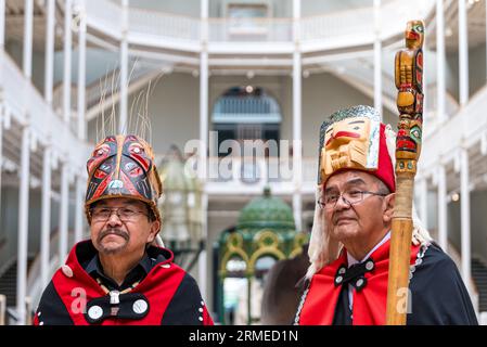 Musée national d'Écosse, Édimbourg, Écosse, Royaume-Uni, 28 août 2023. Retour du poteau commémoratif : une délégation de la nation Nisga’a marque le début du retour du poteau commémoratif de 11 mètres de haut en Colombie-Britannique, au Canada. Une cérémonie spirituelle privée a eu lieu ce matin. Photo : membres de la délégation de la nation Nisga’a de l’époque avec le chef Earl Stephen (sim’oogit ni’isjoohl) et le chef Laay. Crédit : Sally Anderson/Alamy Live News Banque D'Images