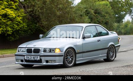 Whittlebury,Northants,UK -Aug 26th 2023 : 1998 Silver BMW série 3 coupé voiture 328i voyageant sur une route de campagne anglaise Banque D'Images