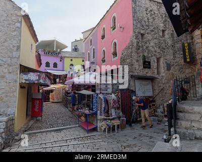 Boutiques de souvenirs et restaurants à Mostar vieille ville pavée colorée site UNESCO. Bosnie-Herzégovine, 28 août 2023. Banque D'Images