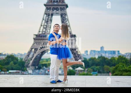 Couple romantique datant sur le point de vue du Trocadéro à Paris, serrant, tour Eiffel est en arrière-plan Banque D'Images