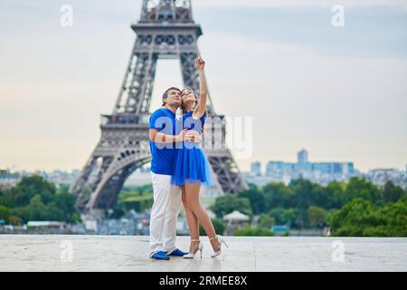 Couple romantique datant sur le point de vue du Trocadéro à Paris, serrant, tour Eiffel est en arrière-plan Banque D'Images